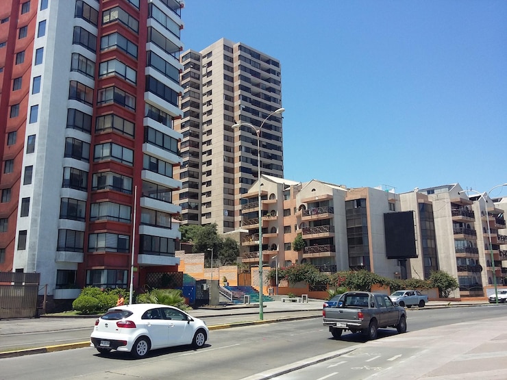 antofagasta-chile-16-febrero-2017-autos-calles-antofagasta_630382-3200